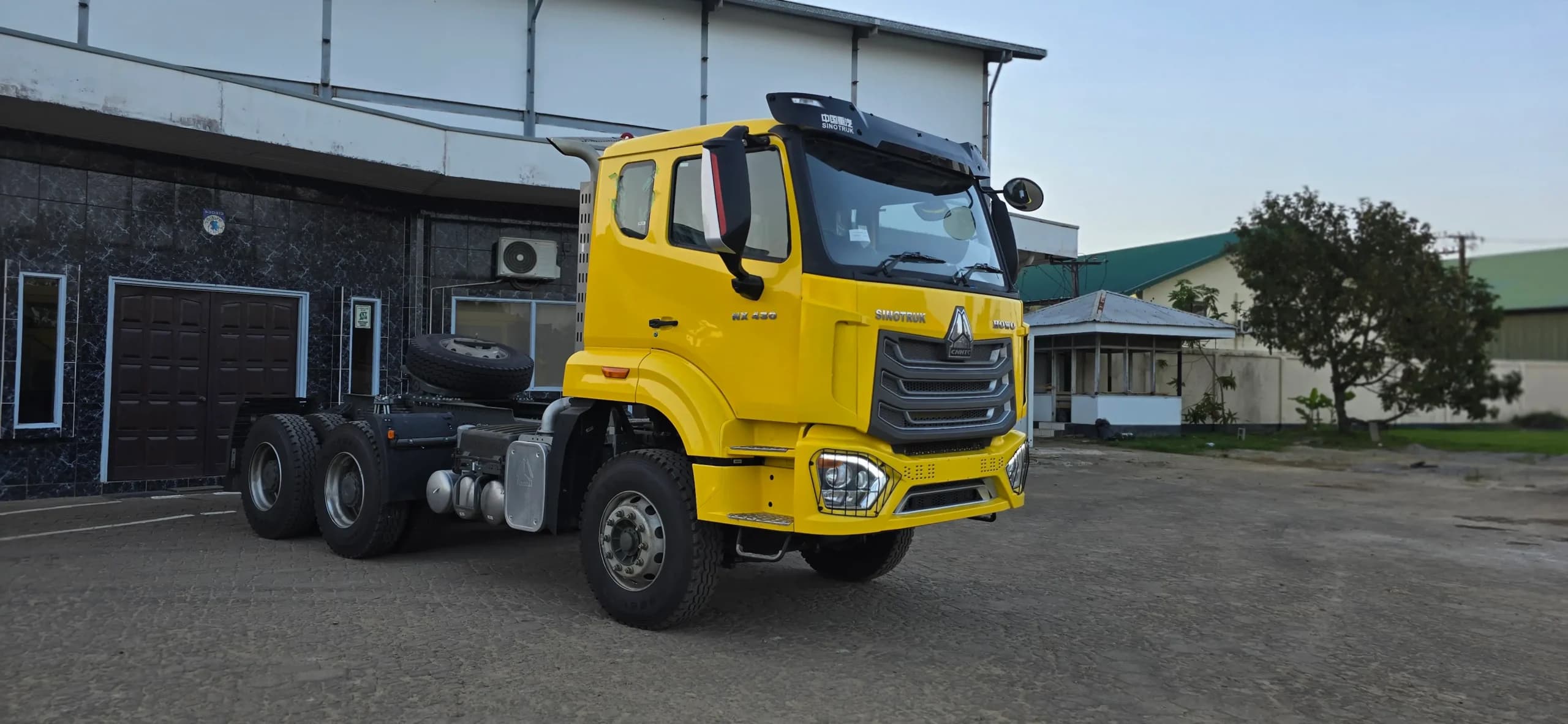 SINOTRUK HOWO NX Tractor Truck ZZ4257V344JB1R